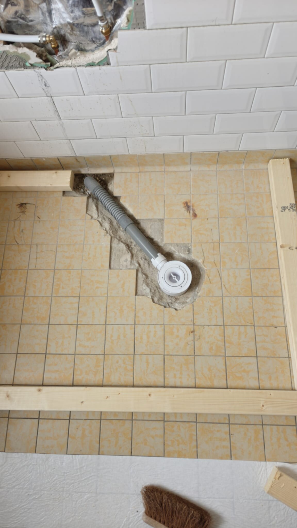 Badkamer renovatie, vloer opengebroken voor nieuwe afvoer