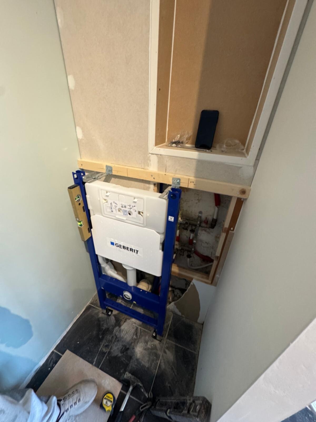 Wandcloset in aanbouw met Geberit inbouwreservoir en gereedschap