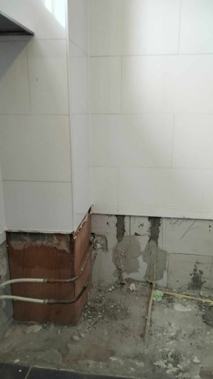 Slechte staat badkamer met beschadigde muren en vloer tijdens renovatie