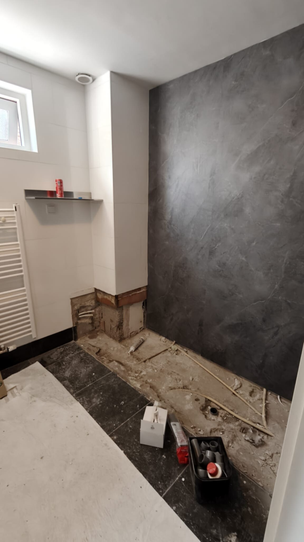 Badkamer renovatie in uitvoering met gereedschap en materialen op de grond