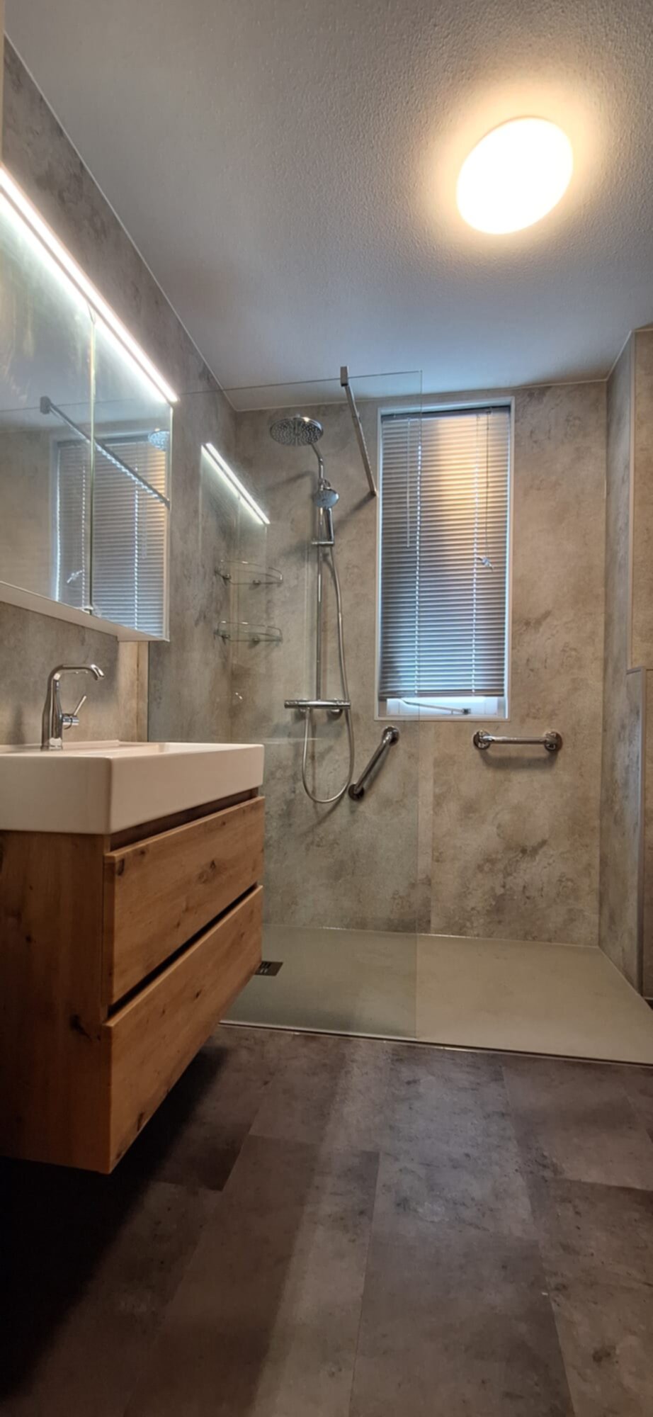 Moderne badkamer met houten wastafel en betegelde douche