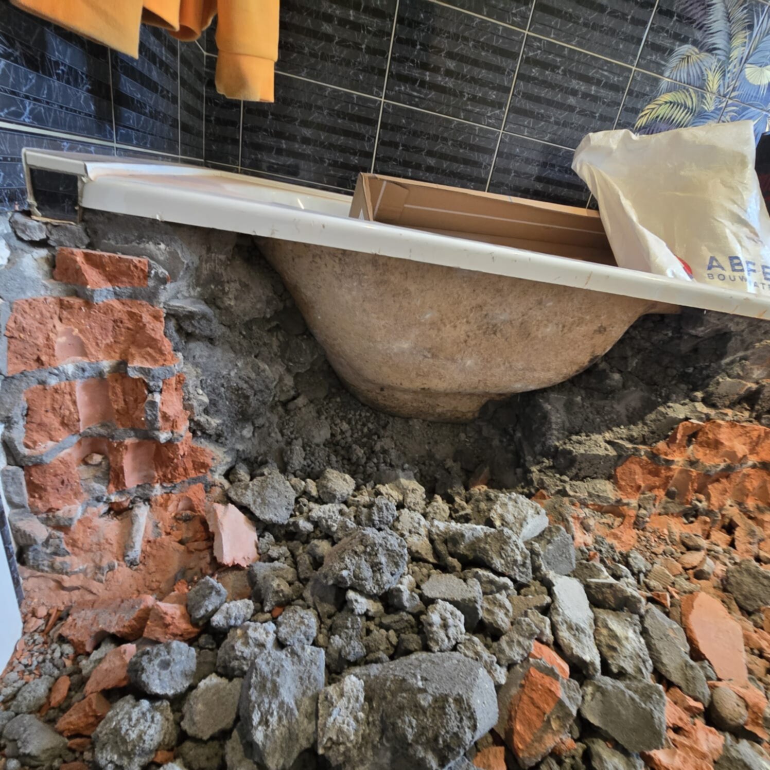 Sloopwerk badkamer met oude betegeling en stortbeton
