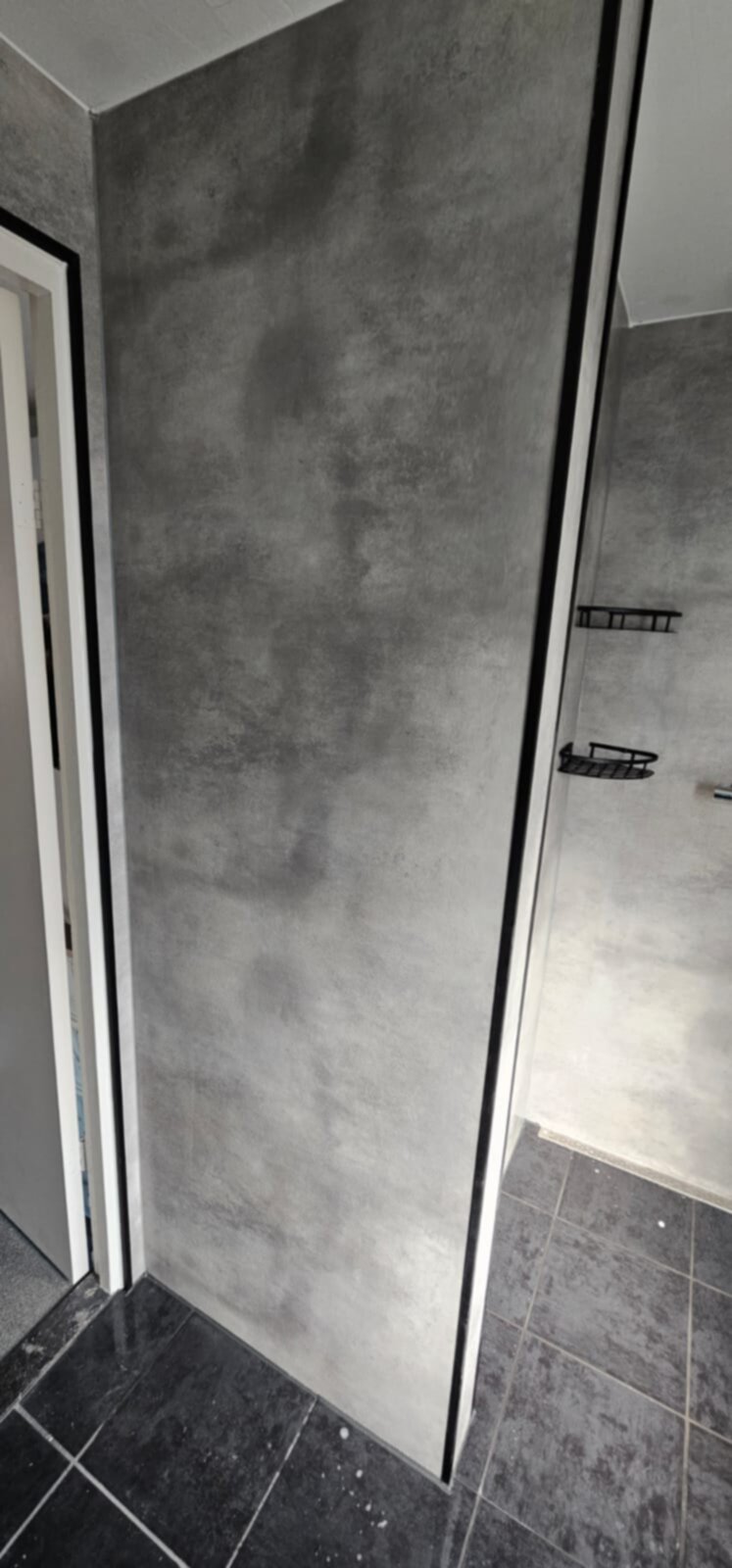 Grijze wand en zwarte tegelvloer in moderne badkamer