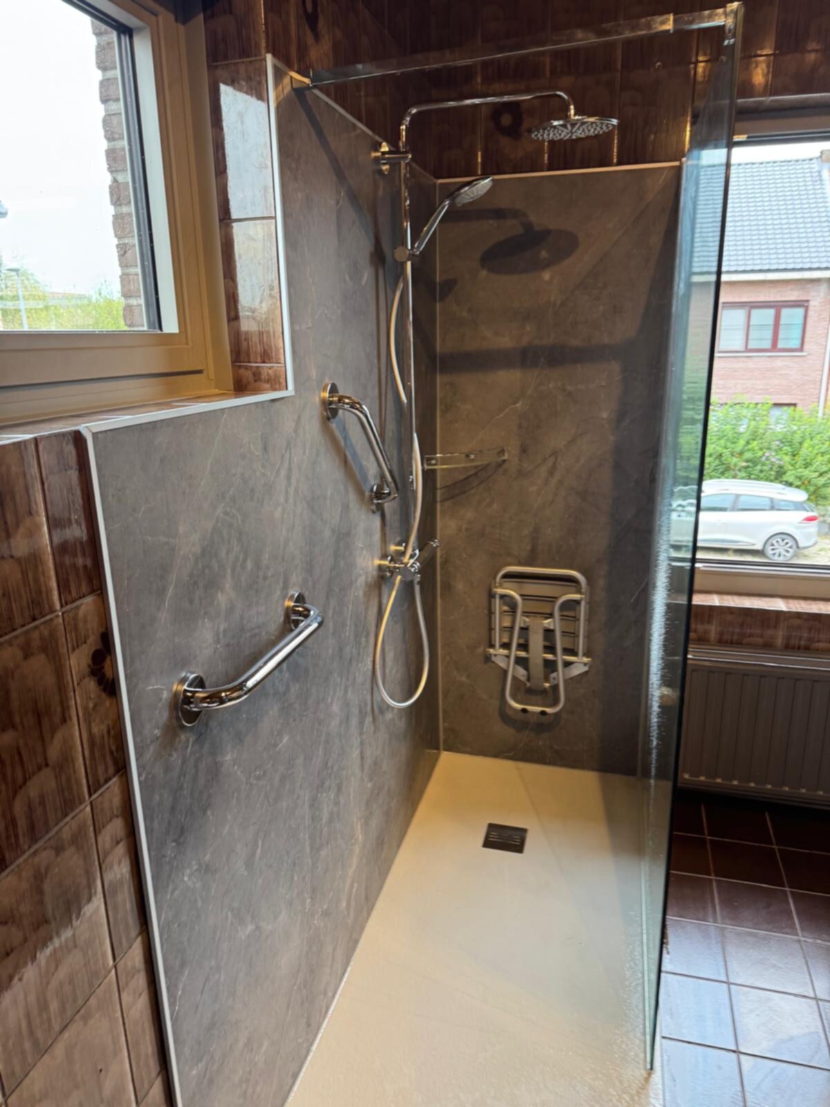 Douchecabine met glazen wand, grijs marmer en chroom sanitair