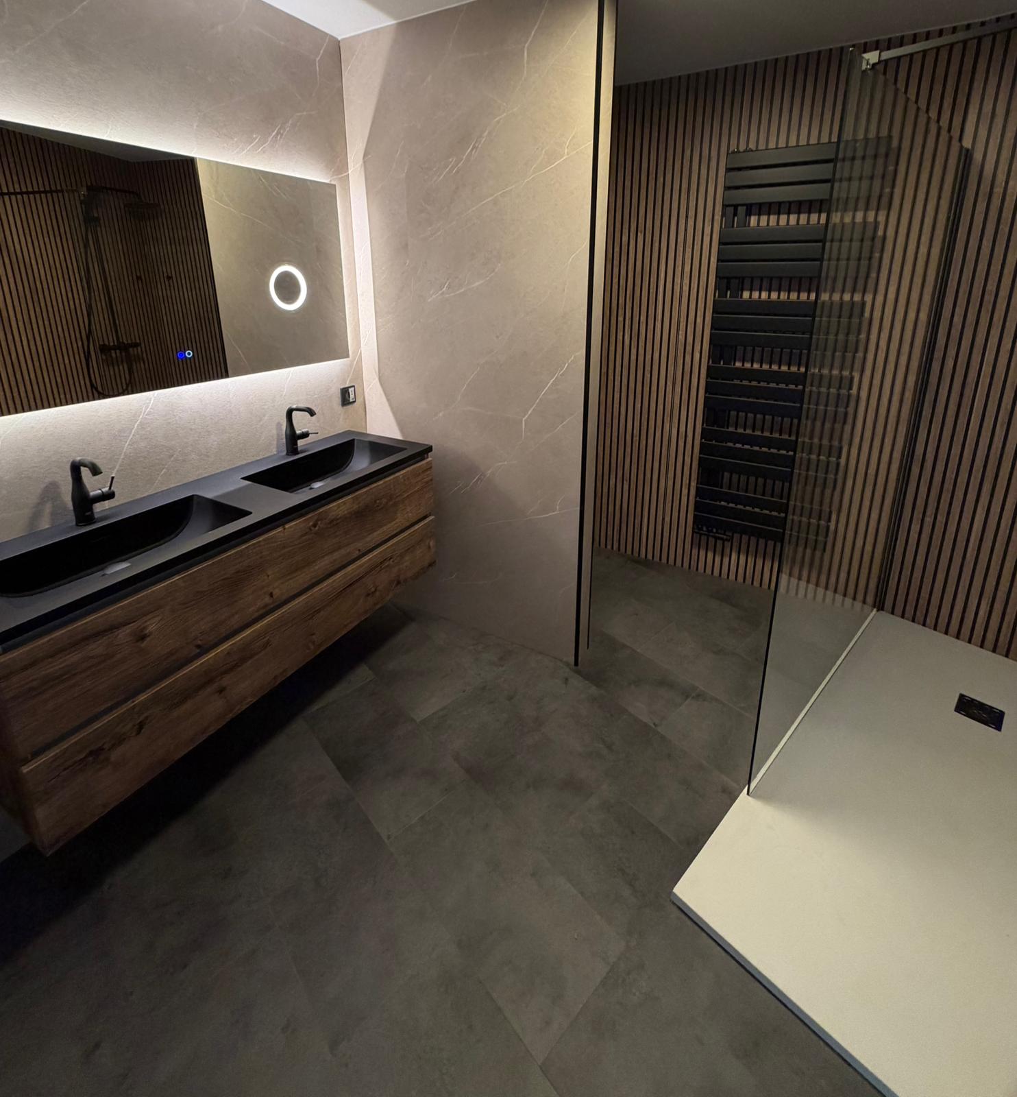 Luxe badkamer met houtlook wandpanelen, inloopdouche en dubbele wastafel met LED-spiegel