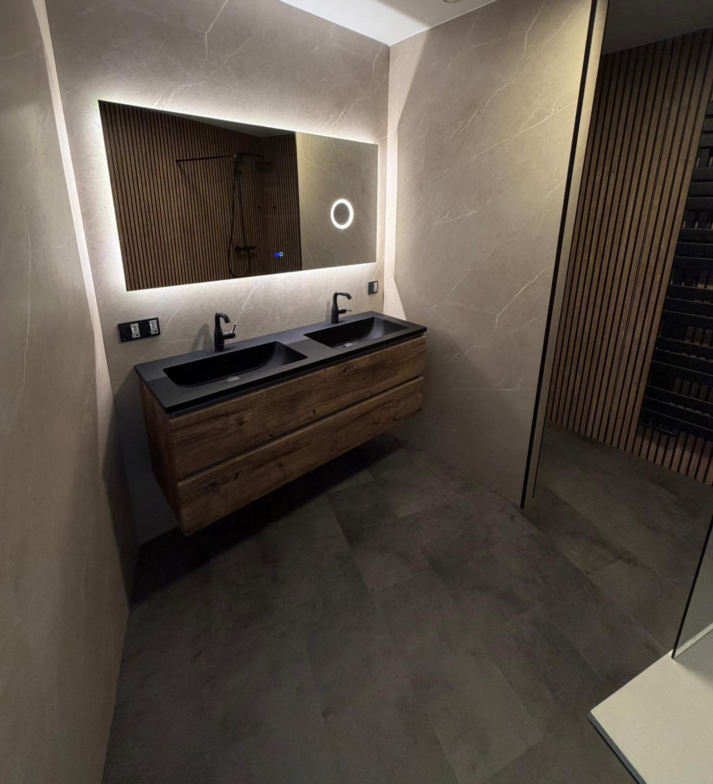 Moderne badkamer met houtlook wastafelmeubel en inloopdouche